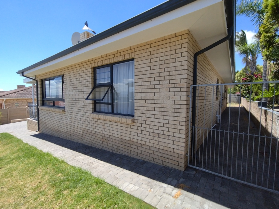 3 Bedroom Property for Sale in Wavecrest Eastern Cape